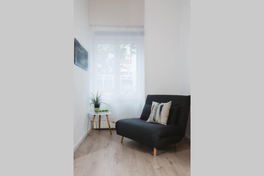 City Apartment Near Shooping Center, 6 Guests Berlin Bagian luar foto
