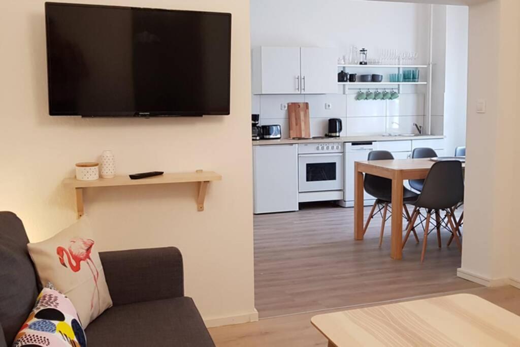 City Apartment Near Shooping Center, 6 Guests Berlin Bagian luar foto